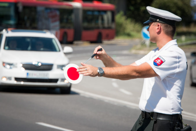 Kuriózny prípad dopravného policajta v Humennom. Mal vyrábať a podpisovať zápisnice za poškodeného aj podozrivého