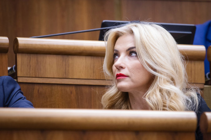 Šimkovičová si odmietla prevziať anticenu Homofób roka, okrem diplomu dostala aj výzvu na odstúpenie Šimkovičová si odmietla prevziať anticenu Homofób roka, okrem diplomu dostala aj výzvu na odstúpenie