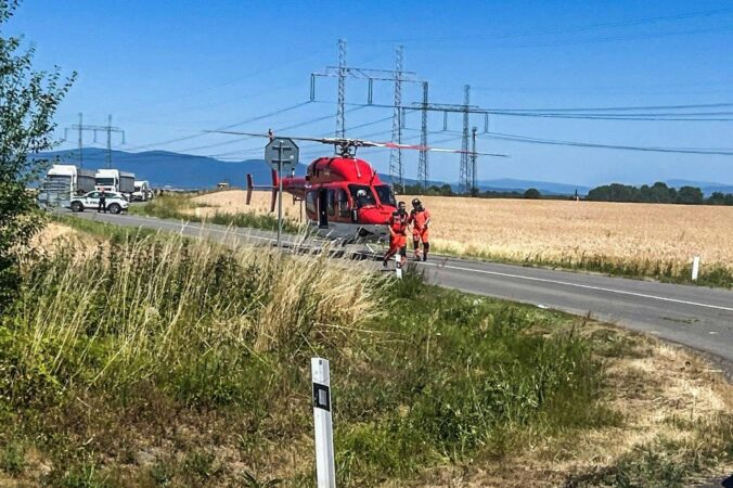 Záchranári zasahujú pri vážnej nehode pri Pavlovciach nad Uhom, na mieste sa nachádza aj vrtuľník