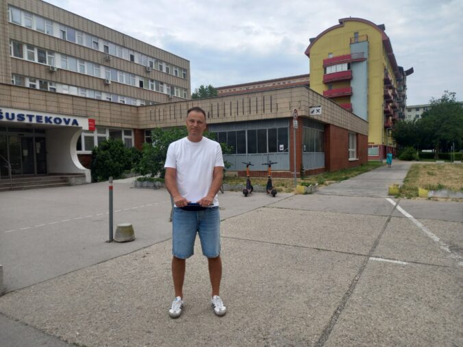 Juraj Mravec odovzdal podpisy pre kandidatúru na starostu Petržalky, predstavil aj program kampane Juraj Mravec odovzdal podpisy pre kandidatúru na starostu Petržalky, predstavil aj program kampane