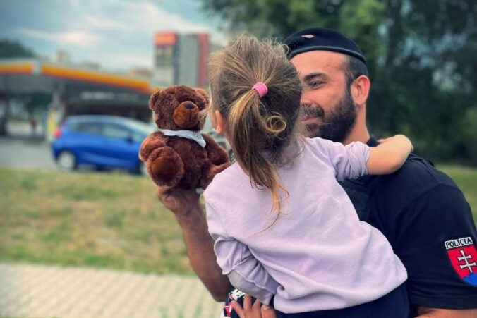 Bratislavskí policajti pátrali v Dúbravke po trojročnom dievčatku, našli ho všímaví seniori