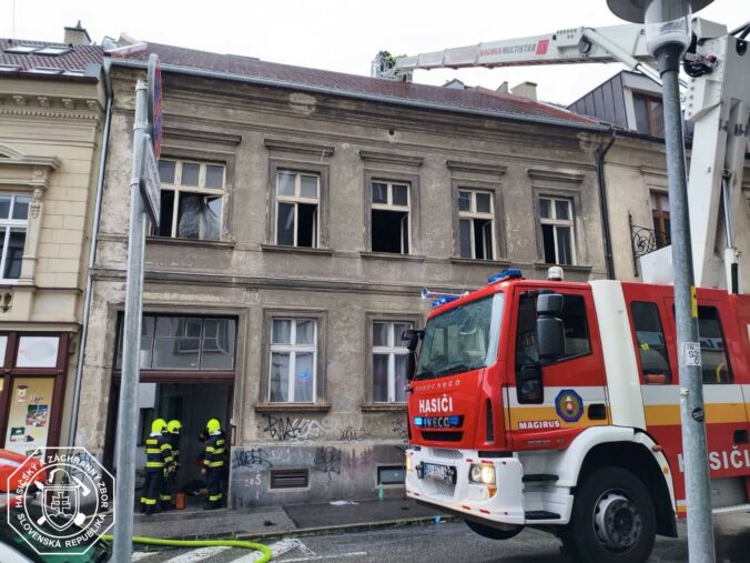 Pri požiari bytu v bratislavskom Starom Meste sa zranil jeden človek, predchádzal mu výbuch
