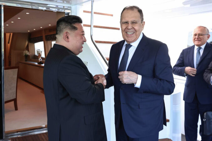 Minister zahraničných vecí Sergej Lavrov sa stretol so severokórejským vodcom Kim Čong-unom – FOTO Minister zahraničných vecí Sergej Lavrov sa stretol so severokórejským vodcom Kim Čong-unom – FOTO