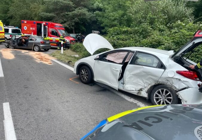 Medzi Stupavou a Lozornom sa zrazili dve osobné autá, zranené sú až štyri osoby