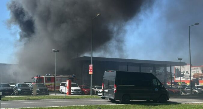 V Dunajskej Strede horela strecha autosalónu s fotovoltikou. Hasiči evakuovali vozidlá z okolia – FOTO