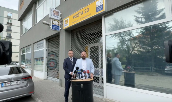 Progresívci kritizujú ministra Ráža. Namiesto modernizácie ruší pobočky pôšt a mlčí o pláne – VIDEO