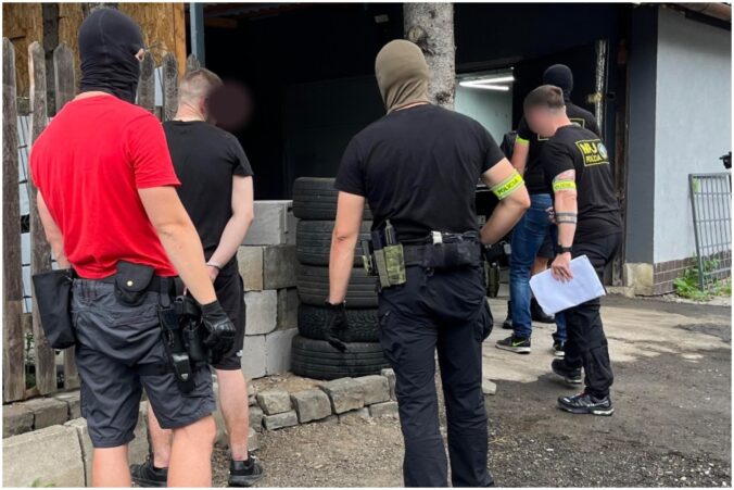 Policajti pri protidrogovej akcii „Pedro“ zadržali tri osoby a zaistili značné množstvo kokaínu – FOTO