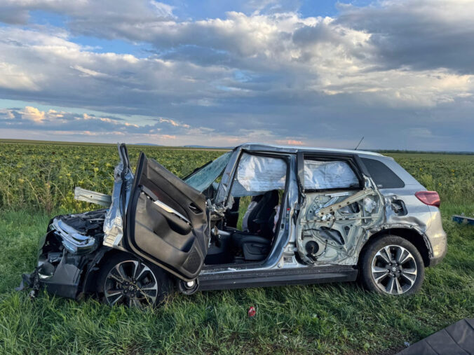 Osobné vozidlo sa zrazilo s nákladiakom smerom na Semerovo, 47-ročný vodič neprežil – FOTO