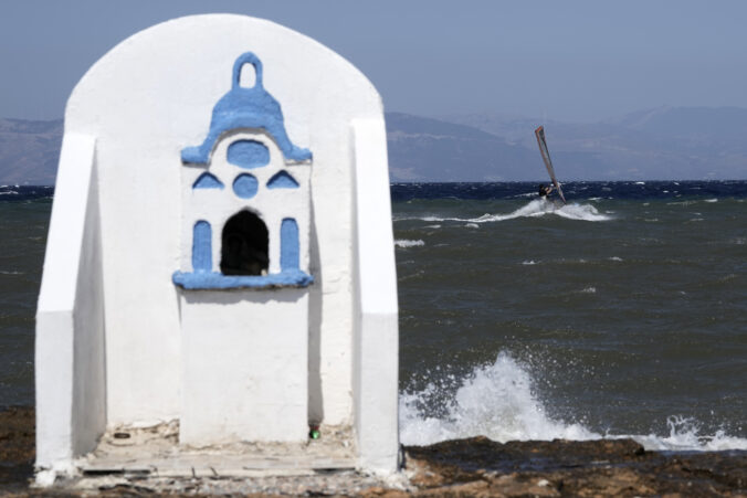 V Grécku pre silný vietor zastavili trajektovú dopravu, dvaja turisti prišli v mori o život