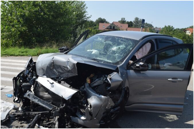 Záchranné zložky zasahovali pri čelnej zrážke dvoch áut, zranenia utrpeli až tri osoby – FOTO