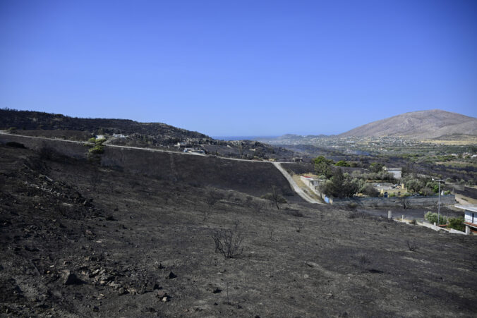 Stovky hasičov bojujú už druhý deň s rozsiahlym lesným požiarom neďaleko Atén – FOTO