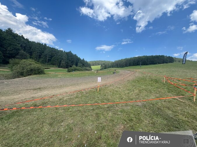 Motocyklista na pretekoch nezvládol skok a narazil do divákov – FOTO