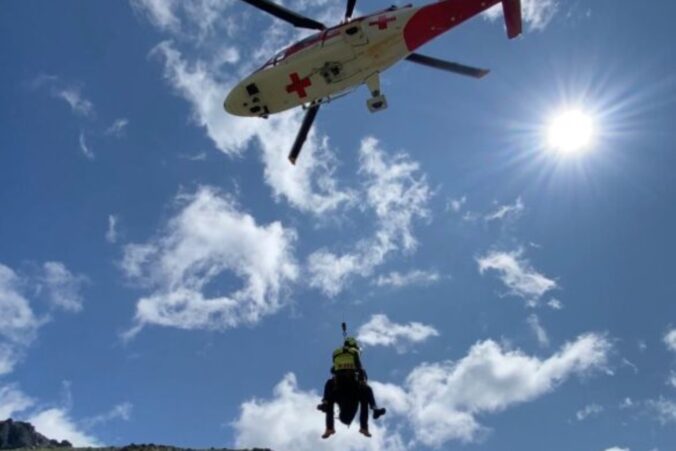 Horskí záchranári zasahovali vo Vysokých Tatrách, uviaznutí turisti pod štítmi trávili noc – FOTO