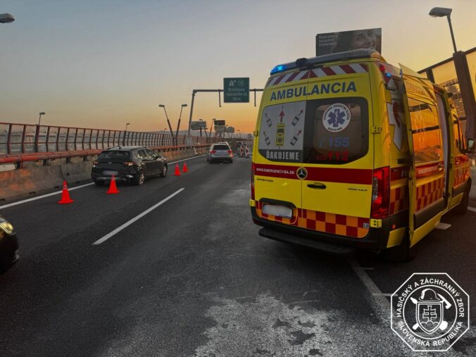 Na diaľnici D1 v Bratislave skončilo auto na streche, nehoda sa stala v pondelok ráno – FOTO