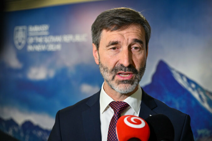 Progresívci zasahujú do vnútorných záležitostí Srbska a vťahujú krajanov do opozično-koaličných sporov, tvrdí Blanár