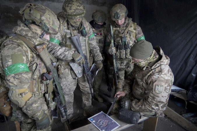 Zelenskyj vyslal na východ krajiny ďalších vojakov pred samitom Trump – Putin