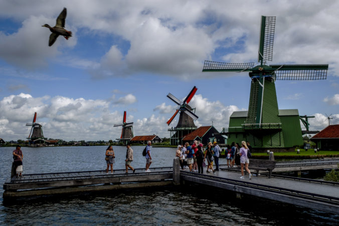 Nadmerný turizmus ohrozuje oblasť veterných mlynov v Holandsku, miestne úrady plánujú zaviesť vstupné