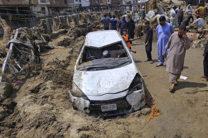 Monzúnové dažde v Pakistane si vyžiadali už najmenej 320 obetí, záchranári pokračujú v pátraní po mŕtvych- FOTO