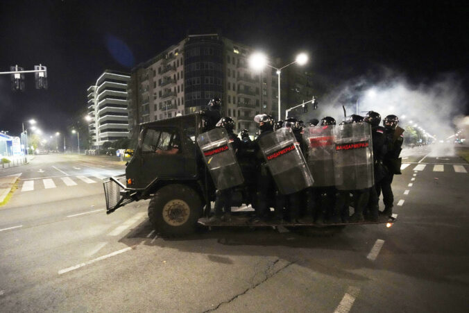 Násilné strety pokračovali v Srbsku už piatu noc po sebe, horeli aj kancelárie vládnucej strany – FOTO