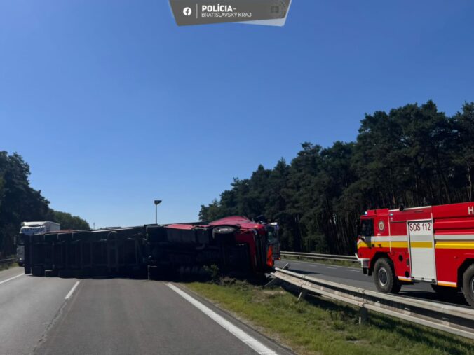 Na diaľnici D2 sa prevrátil kamión, úsek úplne uzavreli – FOTO