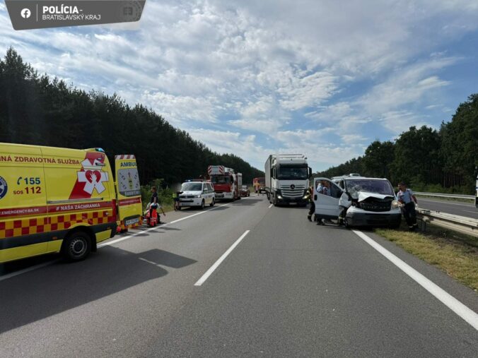 Na diaľnici D2 došlo k zrážke kamióna s autom, cesta je v danom úseku neprejazdná – FOTO
