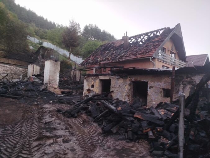 Pri požiari v Hrišovciach zhorel dom aj tri stavby, škody presiahli 130-tisíc eur – FOTO