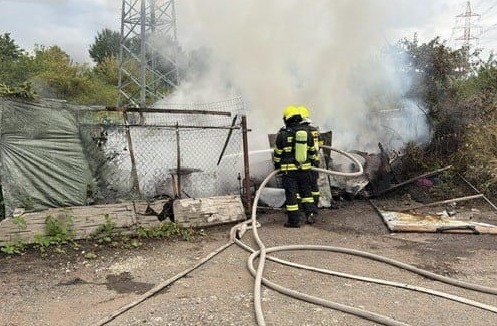 Hasiči zasahovali pri požiari chatky na Žabom majeri, príčiny vzniku vyšetruje polícia