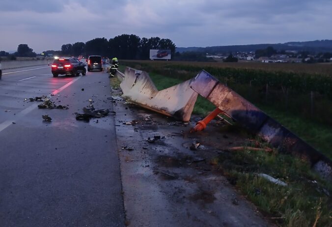 Hasiči zasahovali pri vážnej nehode na D1. Auto dostalo šmyk a narazilo do betónových zábran, zranili sa aj deti – FOTO