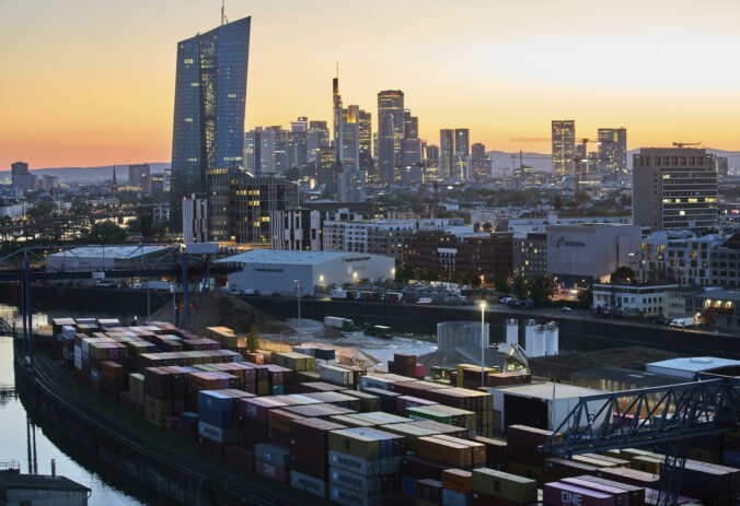 Podnikateľská aktivita v eurozóne stúpla na 15-mesačné maximum