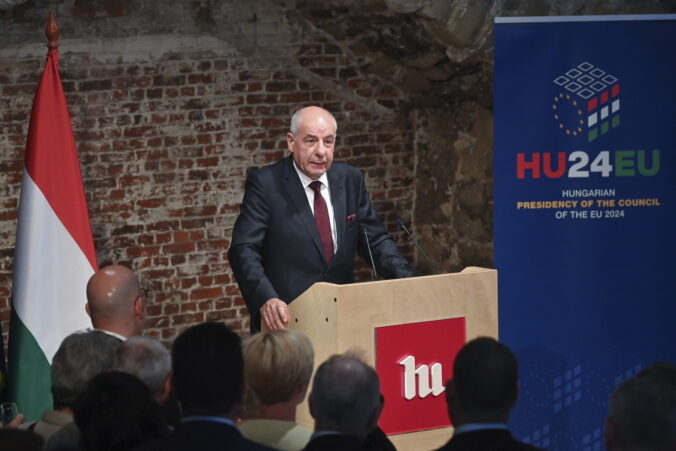 Maďarský prezident vyjadril solidárnosť s obeťami ruského útoku na Mukačevo, neskôr slovo „ruský“ vymazal