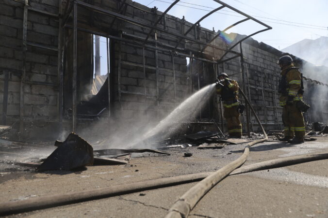 Závod v Mukačeve pri maďarských hraniciach po ruskom útoku stále horí
