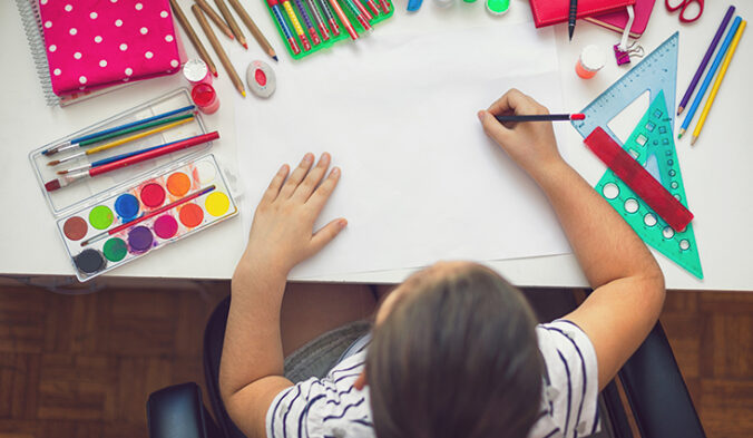 Tesco venuje rodičom školákov 61-tisíc eur na pomôcky aj deň voľna