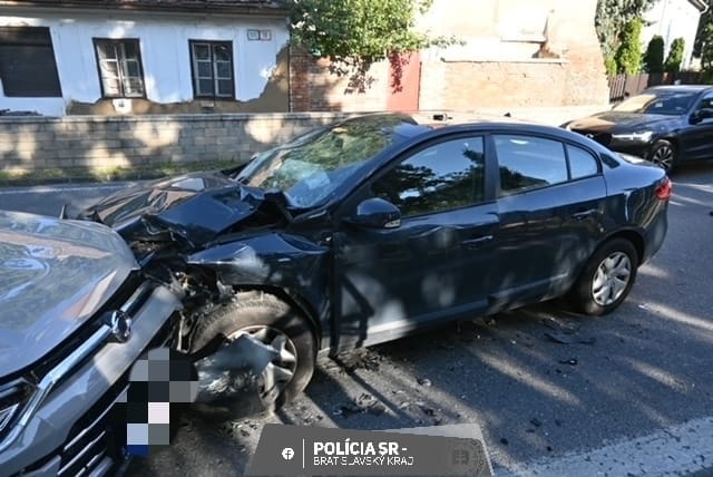 Šesťročné dievčatko utrpelo pri čelnej zrážke viaceré ťažké zranenia, v aute nebolo pripútané – FOTO