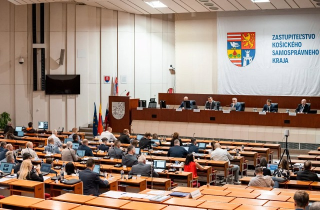 Zastupiteľstvo Košického kraja rokovalo najmä o úprave rozpočtu, zasadnutie však sprevádzala protestná akcia – VIDEO, FOTO