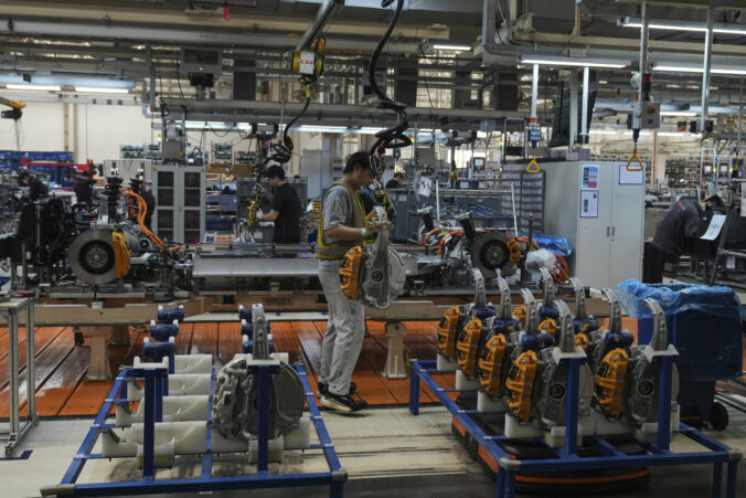 Čínske odvetvie spracovateľského priemyslu sa už päť mesiacov zmenšuje