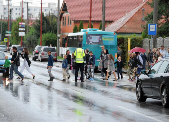 Deti pri bratislavských školách majú na prechodoch cez cestu PAAS sprievodcov