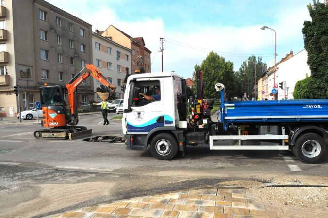Dopravu v Trnave skomplikovala havária vodovodného potrubia uprostred križovatky, premávku riadi polícia – FOTO