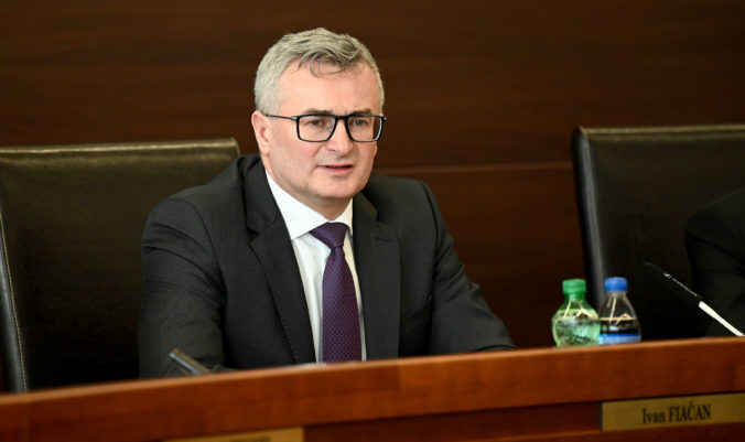 Slovensko má najmenej chránenú ústavu v Európe, Fiačan poukazuje na jej časté zmeny