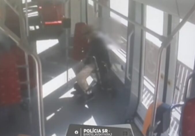 Muž s chodítkom v Bratislave obťažoval cestujúcich v MHD, skončil za mrežami – VIDEO