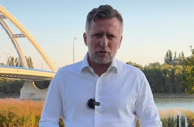 Winkler vypustil do Dunaja lodičky zo 100-eurových bankoviek, chcel znázorniť „utopené“ mestské peniaze – VIDEO, FOTO