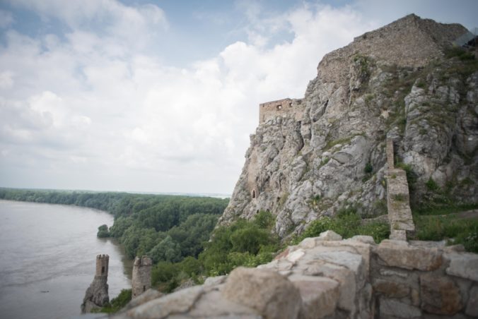 Návštevníkov hradu Devín čakajú obmedzenia, začala sa výstavba ochrannej bariéry so sprievodnými úpravami v okolí