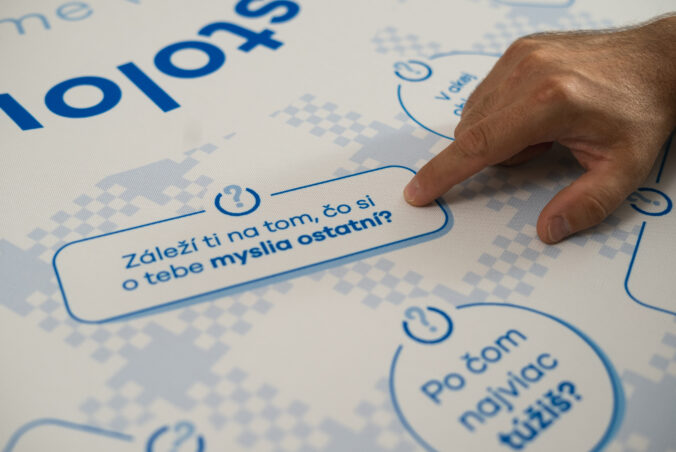 Menej scrollovania, viac stolovania: UNIQA spúšťa kampaň Buďme prítomní a pozýva rodiny k spoločnému stolu