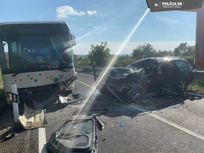 Vodiča osobného vozidla po zrážke s autobusom v Hlovocvi museli s vážnymi zraneniami transportovať vrtuľníkom – FOTO