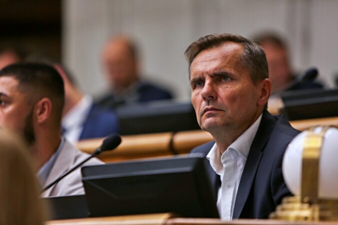 Koalícia dehonestuje prácu parlamentu, niektoré odvolávania ministrov stoja skoro rok, kritizoval Galko