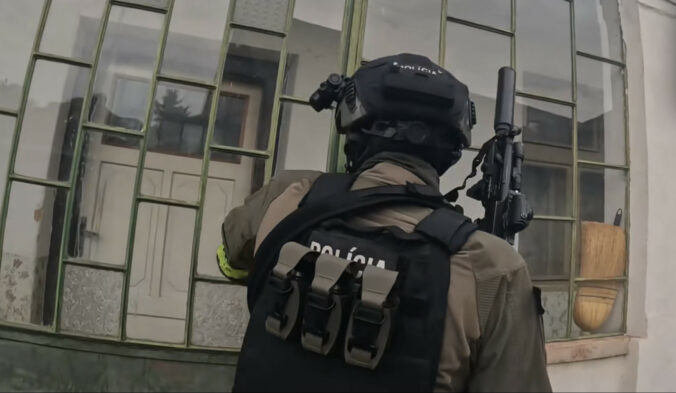 Muž so zbraňou ohrozoval susedku. Tvrdil, že všetkých pozabíja, polícia ho musela spacifikovať – VIDEO