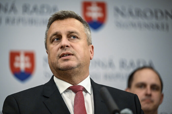 Pellegrini má podľa Danka zarábať menej než Fico, navrhuje výrazné zníženie prezidentovho platu