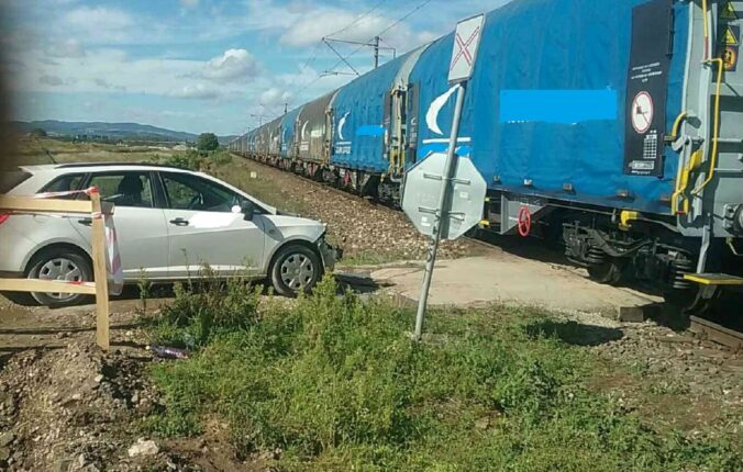 V obci Valaliky sa na železničnom priecestí zrazilo osobné auto s vlakom – FOTO