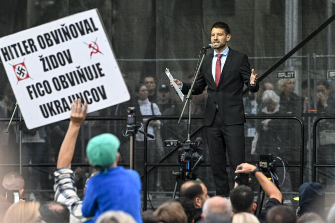 Šimečka kritizuje vládu za umlčiavanie opozície v parlamente, ľudí vyzval na ďalší protest – FOTO
