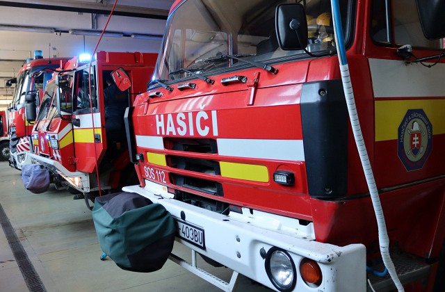 Vozidlo malo zastaviť až na zvodidlách, k nehode na ceste z Košíc na Jahodnú smerujú hasiči