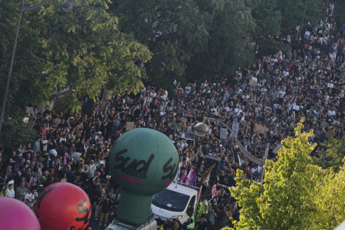 Proti úsporným opatreniam po celom Francúzsku protestovali státisíce ľudí